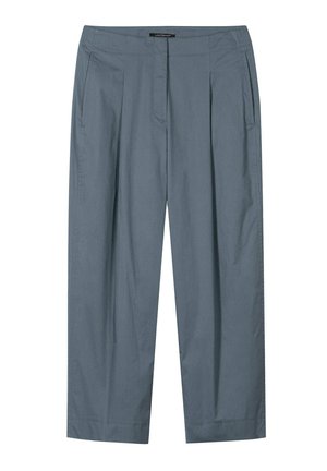 Hellgraue Hose mit geradem Bein, Seitentaschen und vorderen Falten, ausgestattet mit einem Etikett am Bund.