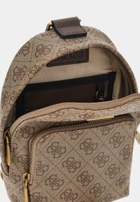 GUESS Vezzola Smart 4G Logo - Mini Sac Bandoulière Homme Élégant Et Pratique