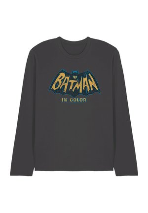 Dunkelgraues Langarmshirt mit einem Vintage-Stil Batman-Logo in Blau und Gold, mit dem Text "BATMAN IN COLOR" auf der Vorderseite.