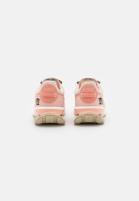 Nike Sportswear AIR MAX PRE-DAY SE - Tenisky - light orewood brown/light madder root/arctic orange/sail/sanded gold/vivid green