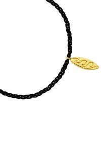 Collana nera intrecciata con un pendente dorato a forma di tavola da surf, caratterizzato da un motivo a onda stampato sulla sua superficie.