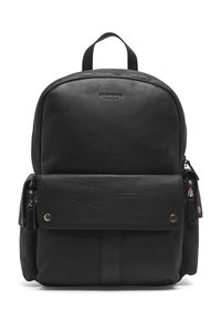 Černý kožený batoh s zaoblenými hranami, přední klopovou kapsou a bočními kapsami na zip. Obsahuje zlaté kovové doplňky a prošívané detaily.