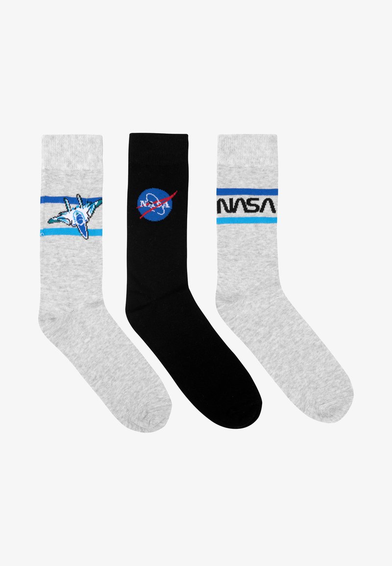 Tre calzini: uno grigio chiaro con una grafica di un aereo blu, uno nero con il logo della NASA e uno grigio con strisce orizzontali blu e nere e lettering NASA.