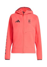 Koraalroze jas met rits en capuchon, voorzien van een zwart Adidas-logo en een opdruk "TEAM GERMANY" op de mouw, en een borstzak met ritssluiting.