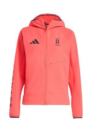 Koraalroze jas met rits en capuchon, voorzien van een zwart Adidas-logo en een opdruk "TEAM GERMANY" op de mouw, en een borstzak met ritssluiting.