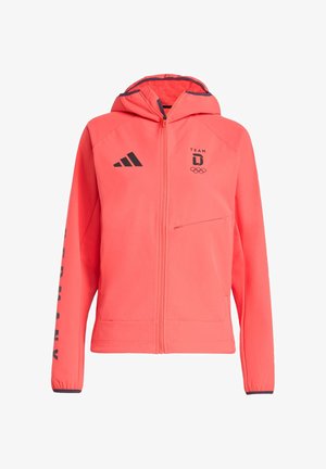 Koraalroze jas met rits en capuchon, voorzien van een zwart Adidas-logo en een opdruk "TEAM GERMANY" op de mouw, en een borstzak met ritssluiting.