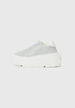 Srebrne sneakersy z teksturowaną cholewką, białymi sznurówkami i grubą, białą gumową podeszwą z wytłoczonym logo.