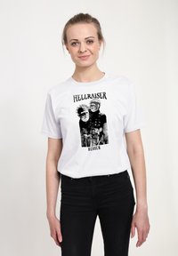 Bílý bavlněný tričko s potiskem dvou postav z filmu Hellraiser, s černým textem "HELLRAISER DEADER" nad ilustrací.