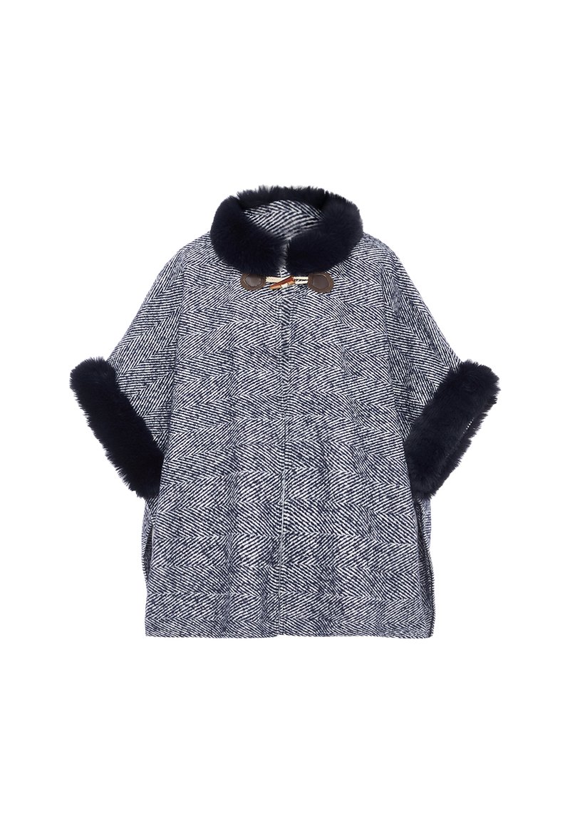 Poncho azul marino con patrón de espiga, con cuello y puños de piel sintética, que presenta cierres de toggle y un diseño suelto y fluido.