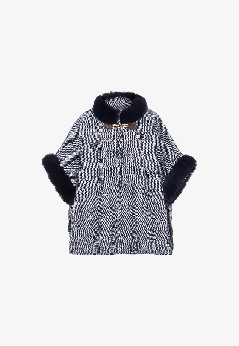 Poncho azul marino con patrón de espiga, con cuello y puños de piel sintética, que presenta cierres de toggle y un diseño suelto y fluido.