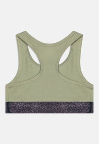 Olivgrön sportbh med racerback-design, som har ett strukturerat mörklila band längst ner och synliga sömnadsdetaljer.