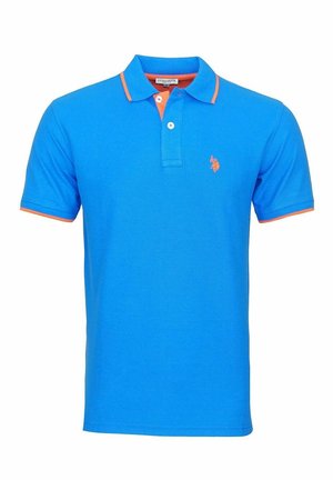 Polo bleu en coton, avec un col orné de bordures orange et des accents assortis sur les manches ; comprend un petit logo brodé sur le côté gauche de la poitrine.