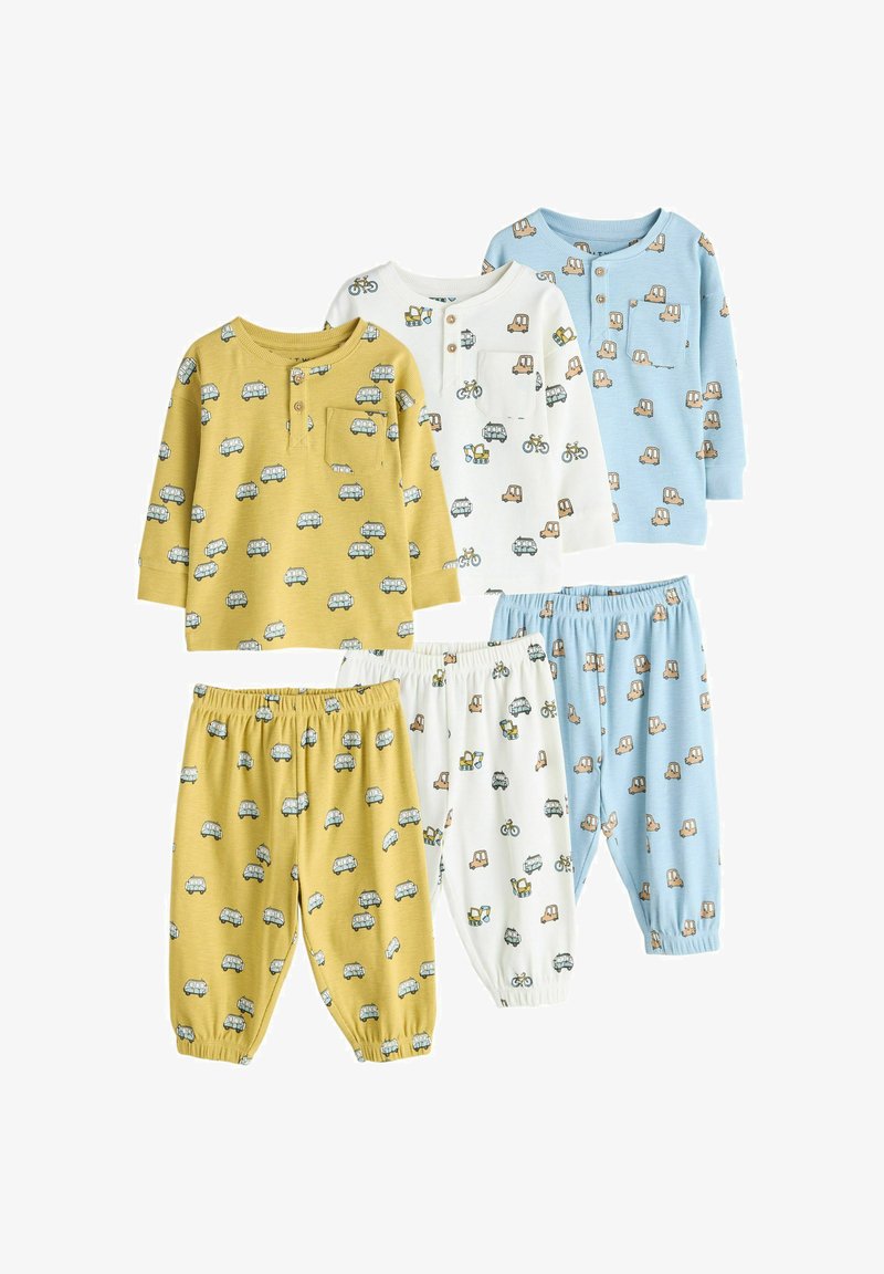 Trois ensembles de hauts à manches longues et pantalons pour enfants en jaune, blanc et bleu, chacun présentant de petites impressions de véhicules et de vélos.