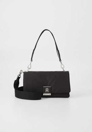 Sac à main rectangulaire noir avec fermoir logo argenté et deux bandoulières noires amovibles, une poignée courte et une large bandoulière.