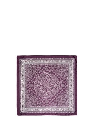 Quadratisches lila Bandana mit weißen, filigranen Paisley- und Blumenmustern sowie dekorativen Rändern.