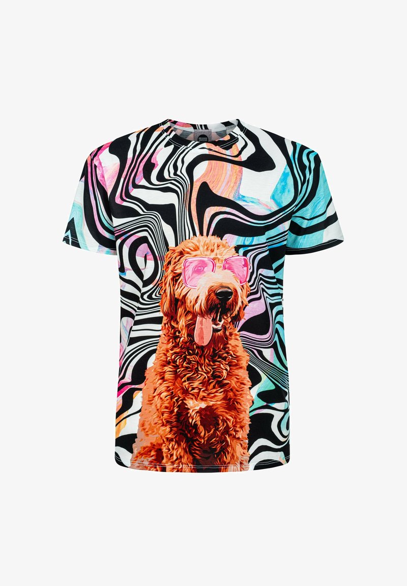Lühikeste varrukatega t-särk, millel on elav abstraktne muster mustas, valges ja pastellsetes värvides, koos graafikaga koerast roosade prillidega.