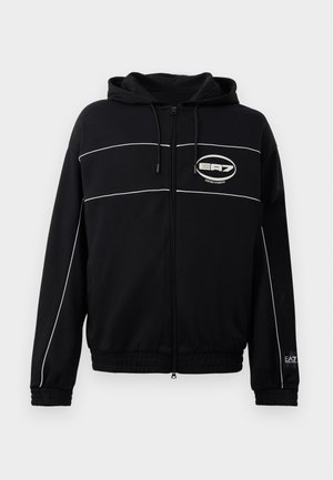 Černá mikina na zip vyrobená z měkké látky, s bílými proužky, nastavitelnou kapucí a elastickými manžetami. Obsahuje logo detail na hrudi.