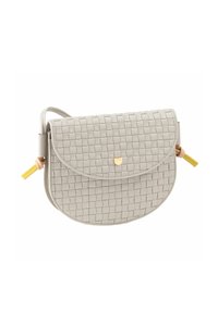 Borsa a tracolla in pelle grigia chiara intrecciata con patta curvata, dotata di una chiusura dorata e dettagli gialli sul manico.