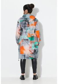Lange hooded jack met een zachte, lichte stof. Abstract grijs, oranje en teal patroon. Voorzien van trekkoorden aan de zoom en de capuchon.
