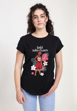 Sort bomulds T-shirt med grafik af en pige i rød påklædning, omringet af tropiske blomster og blade, med teksten "Modig Eventyrer."
