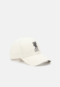 Casquette de baseball en tissu crème avec un logo Liverpool FC brodé en noir à l'avant. Visière courbée avec des détails cousus.