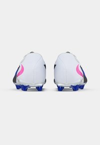 Λευκά ποδοσφαιρικά παπούτσια με μαύρες και ροζ πινελιές, με υφή στην επάνω επιφάνεια, στρογγυλεμένη μύτη και μπλε καρφιά σε υφασμένο πέλμα.