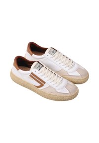 Sneaker bianche con accenti in pelle marrone e dettagli in suede beige, caratterizzati da una suola in gomma strutturata di colore chiaro e un design con lacci.