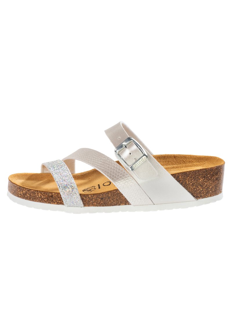 Witte sandaal met fonkelende band en lichte kurken wedge. Bevat kruisbandschoenen en een zilveren gesp. Zachte, gestructureerde voetbed.