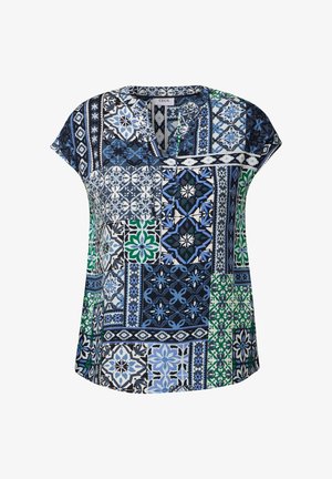 Blůza s krátkým rukávem s patchworkovým designem obsahujícím složité vzory v modré, zelené a černé barvě. Materiál se zdá být lehký a má uvolněný střih.