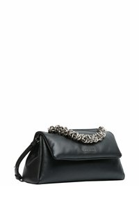 Borsa a mano in pelle nera con forma strutturata, chiusura a patta e manico a catena argentata con dettagli intricati.