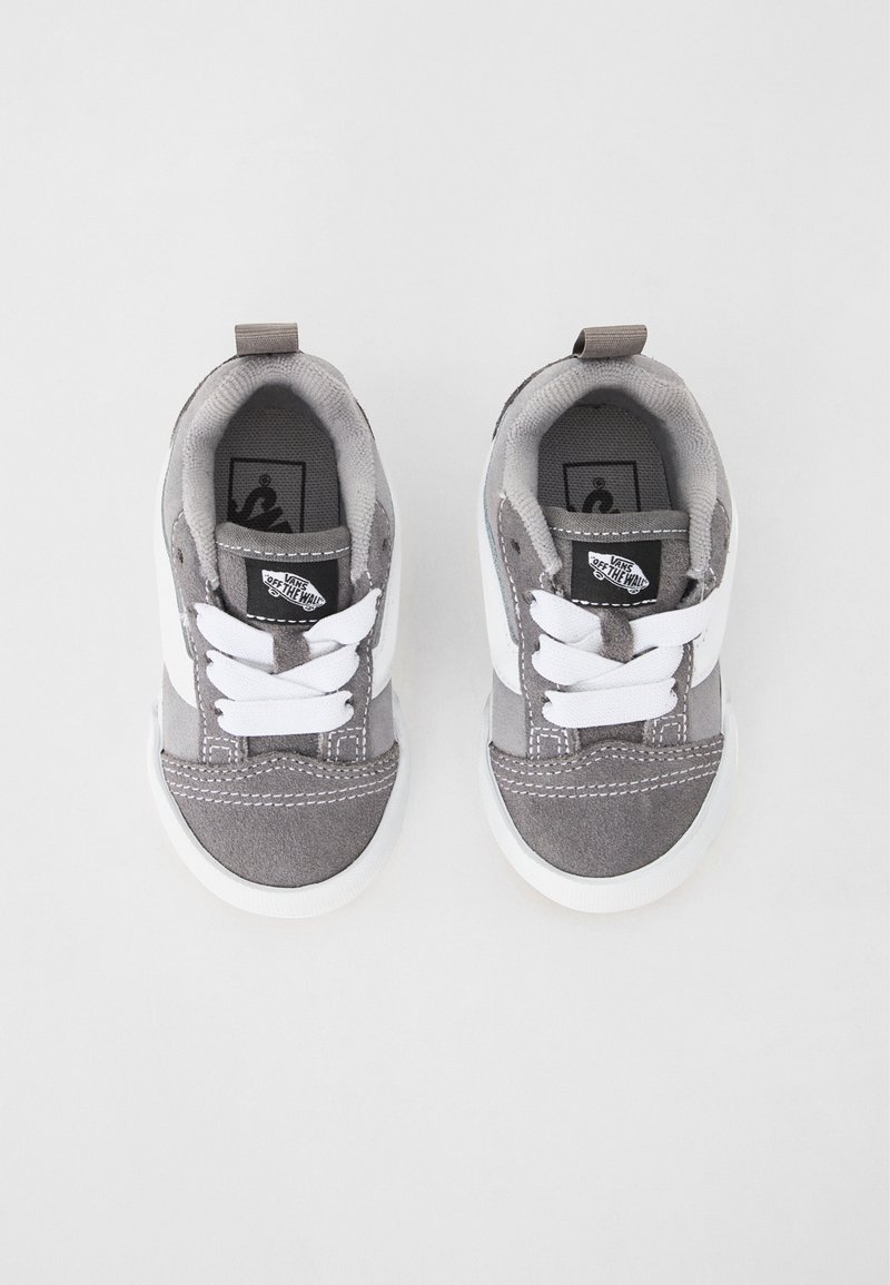 Baskets en tissu gris avec des accents blancs, présentant un bout rond, des lacets blancs et une languette. Matériau en suède et toile avec des coutures contrastées.