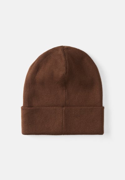 Gorro de malha castanho, tecido suave, com aba dobrada, design sem costuras, parte superior arredondada, sem padrões ou adornos visíveis.