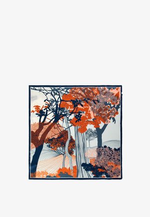 Vierkante zijden sjaal met een landschapsontwerp in oranje en marineblauw, die bomen en loof begroeiing weergeeft met variërende texturen en ingewikkelde patronen.