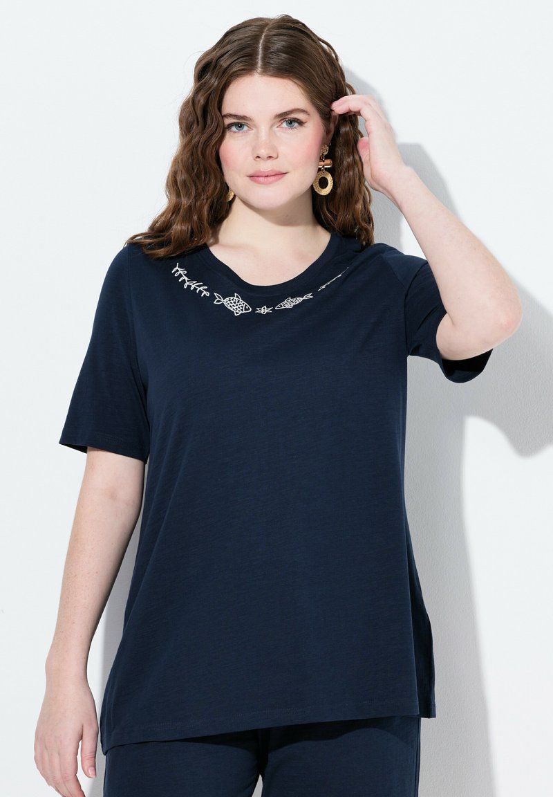 Námořnicky modré tričko s krátkým rukávem, širokým kulatým výstřihem a bílou vyšívanou květinovou výšivkou kolem výstřihu, volný střih.