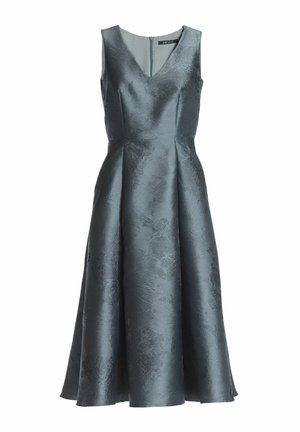 Robe de soirée sans manches en tissu texturé bleu sarcelle foncé, décolleté en V, corsage ajusté et jupe évasée, avec un motif floral subtil.