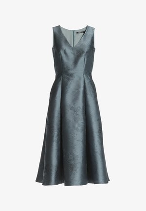 Robe de soirée sans manches en tissu texturé bleu sarcelle foncé, décolleté en V, corsage ajusté et jupe évasée, avec un motif floral subtil.