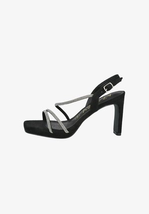 Sandalia de tacón alto de ante negro, tipo slingback, con tiras de cristal, puntera cuadrada y un diseño elegante; cuenta con un cierre de hebilla y una plantilla texturizada.