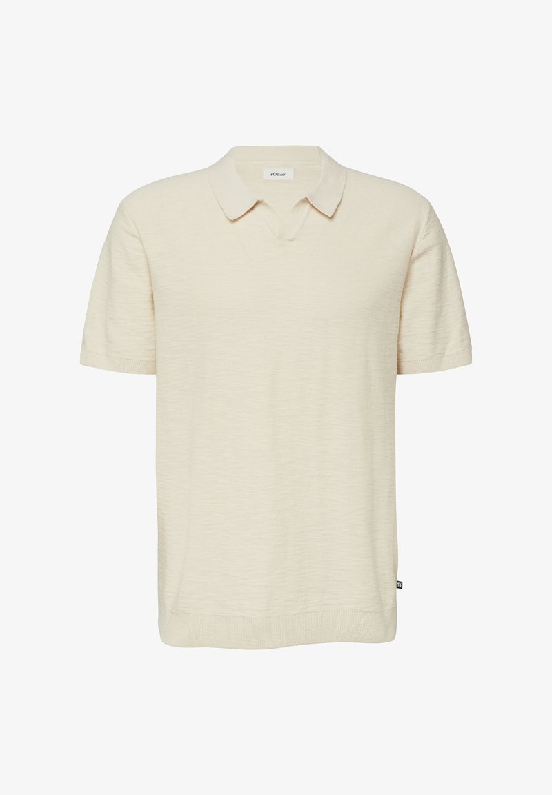 Polo beige à manches courtes avec un petit col et un ourlet côtelé subtil sur un fond uni.