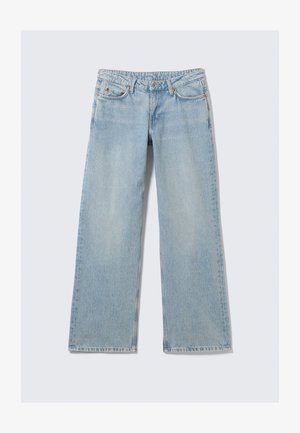 Jeans de ganga de perna larga em azul claro com cintura alta, cinco bolsos e desbotamento subtil. Apresenta rebites metálicos e detalhes de costura.