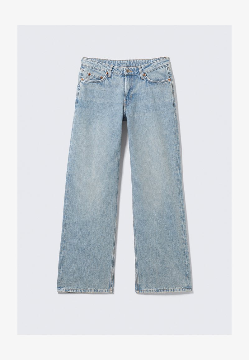 Jean large en denim bleu clair avec une taille haute, cinq poches et un délavage subtil. Comprend des rivets en métal et des détails de couture.