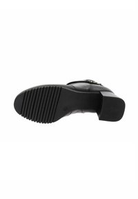 Stivale alla caviglia in pelle nera con tacco basso a blocco, suola in gomma texturizzata e chiusura con zip laterale per una facile calzata.