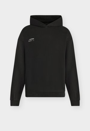 Μαύρο φούτερ με κουκούλα με μικρό λευκό λογότυπο ARKK στο αριστερό στήθος, μακριά μανίκια, ριμπ μανσέτες και τσέπη καγκουρό εμπρός, με μονόχρωμο φόντο.