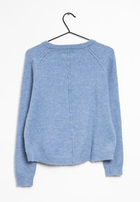 Lyseblå sweater lavet af blødt strikstof. Har en rund halsudskæring, lange ærmer og en tekstureret bagsøm. Hænger på en sort krog.