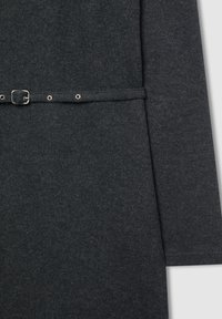 Abito lavorato a maglia grigio scuro con maniche lunghe, caratterizzato da un design con vita cintrata e dettagli con cintura argentata che creano una silhouette strutturata.