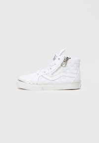 Sneaker bianco alte con tessuto trapuntato, accentuazione in zipper argento, punta rinforzata, suola piatta bianca e lacci.