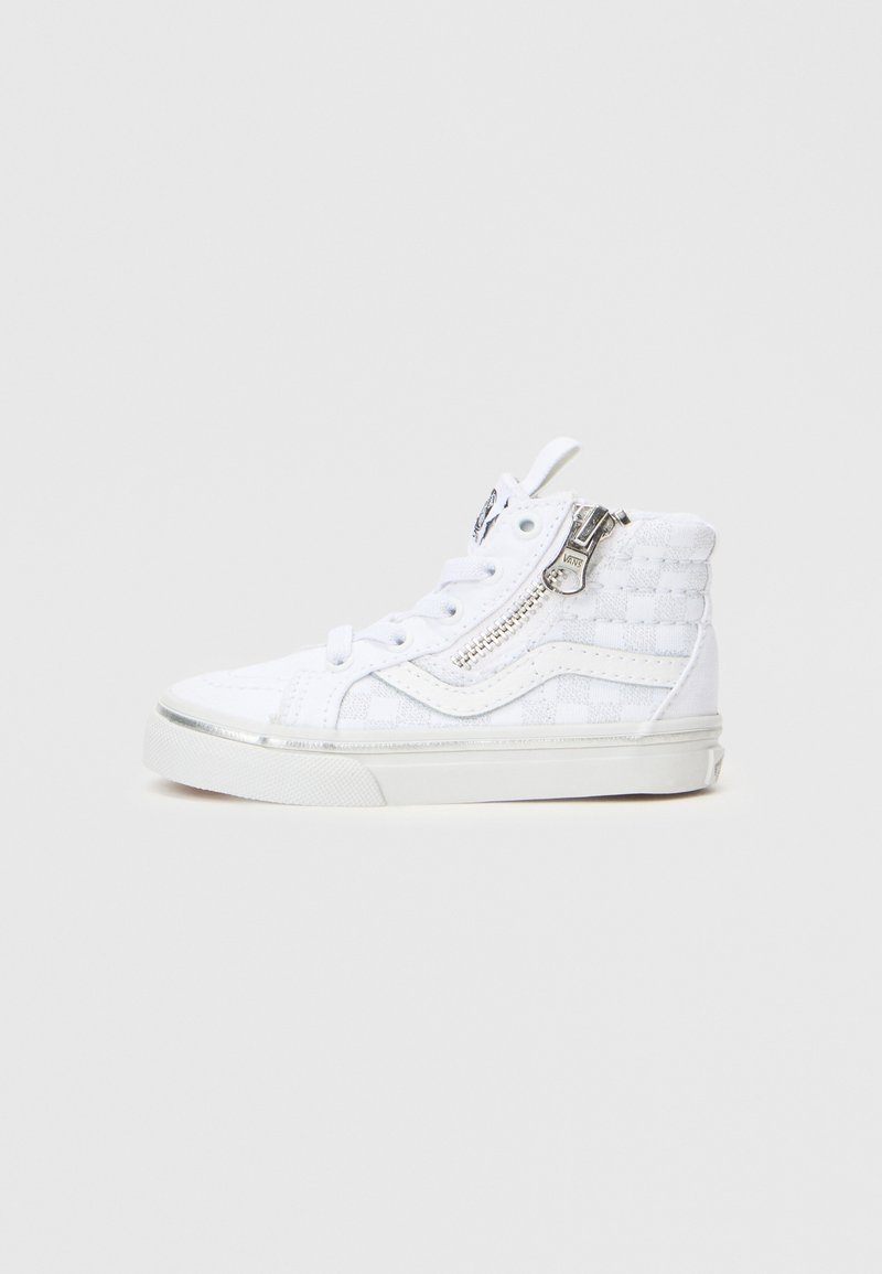 Sneaker bianco alte con tessuto trapuntato, accentuazione in zipper argento, punta rinforzata, suola piatta bianca e lacci.