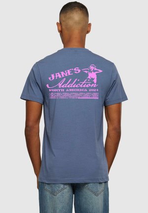 Graues Baumwoll-T-Shirt mit einem großen pinkfarbenen Grafikdruck auf dem Rücken, der Text und eine Figur zeigt, Rundhalsausschnitt und kurze Ärmel.