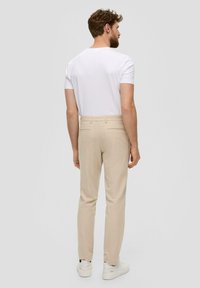 s.Oliver BLACK LABEL MIT SCHMALEM BEIN - Chino - beige