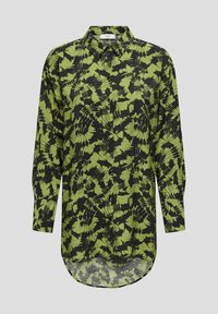 Langarmshirt in het groen met een gestructureerd zwart abstract patroon, voorzien van een kraag en een knoopsluiting aan de voorkant, met een gebogen zoom.