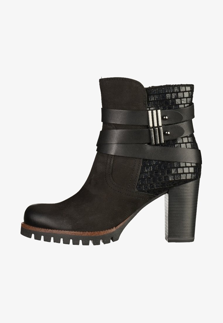 Bottine noire à talon haut avec arrière texturé, deux brides décoratives avec accents métalliques, et semelle à relief robuste.